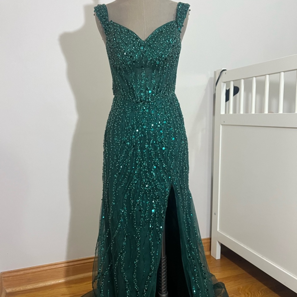 Stunning emerald green prom dress for sale!!!